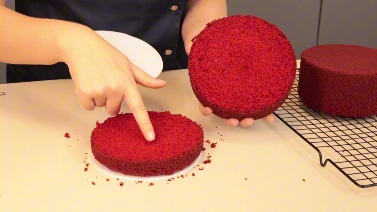 Discos de massa red velvet vermelhos e nivelados prontos pra montagem
